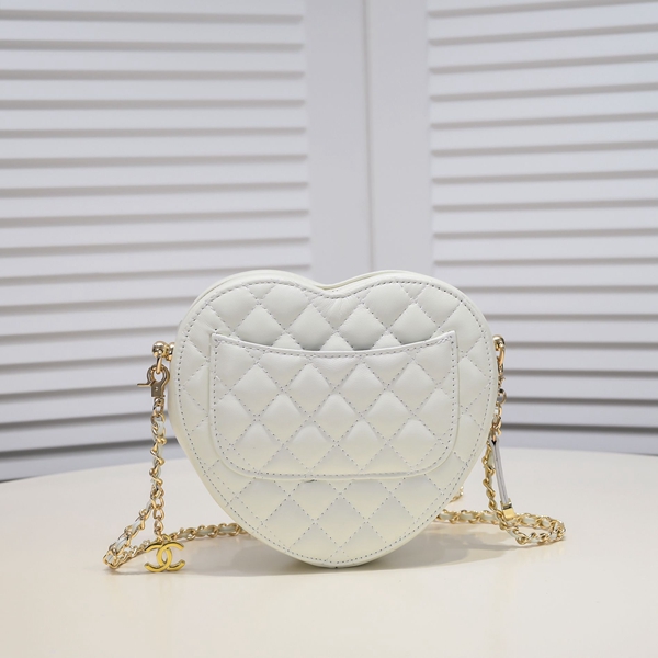 シャネルバッグ側面デザイン